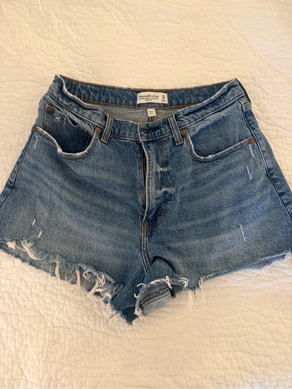 Abercrombie & Fitch “the 90s relaxed cutoff” Jean Shorts